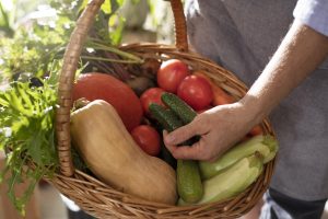 hombre-cultivando-verduras-en-su-jardin-interior